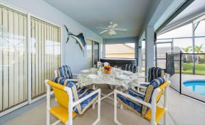 Ultimate Family Escape Near Disney - Sparkling Pool, Hot Tub & Epic Private Movie Room