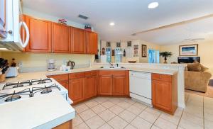 Ultimate Family Escape Near Disney - Sparkling Pool, Hot Tub & Epic Private Movie Room