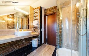 Wonder Home - Apartament Cud Malina z kominkiem, klimatyzacją i widokiem na Karkonosze, blisko centrum, stoku, restauracji, aquaparku