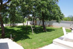 House Oliva, Sveti Kirin