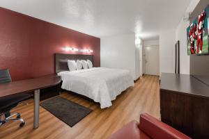 Superior King Room - Smoke Free room in Red Roof Inn PLUS+ Columbus - Worthington