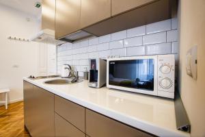 Eat IT cozy downtown apartments