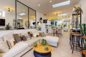 BANDOL Magnifique appartement en RDC cour sans vis à vis 5mn plage - 4hvězdičkové hotely ve městě Bandol