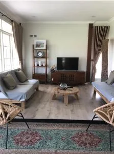 Super Wonderful 5 bedrooms with Bathroom Villa Marion Tomohon - Modoinding