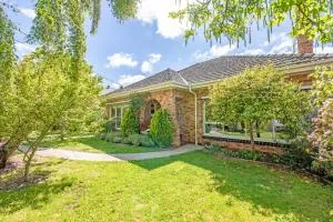 Lake side, opposite botanical gardens! Views! - Miners Rest