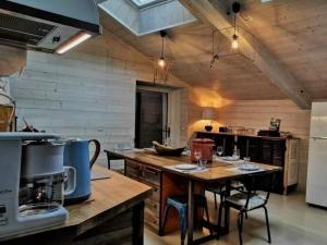 Maisons de vacances Maison cosy avec cour privative au coeur de l-Auvergne - FR-1-582-316 : photos des chambres