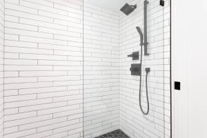 Contemporary & Spacious Slopeside 1BR Getaway