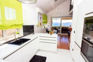 Spacious Apartment in Trogir with Parking