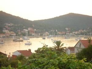 Charming apartment in Vinišće with parking included