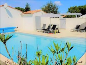 Maisons de vacances Maison charmante a Le Bois-Plage-en-Re avec piscine partagee : photos des chambres
