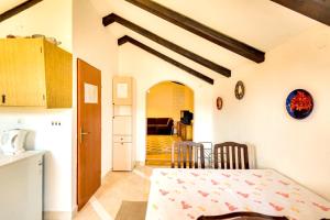 One bedroom appartement at Zlarin 200 m away from the beach with sea view enclosed garden and wifi