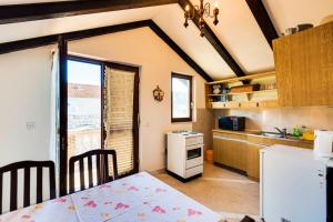 One bedroom appartement at Zlarin 200 m away from the beach with sea view enclosed garden and wifi