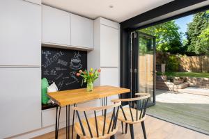 2 bed house close to Town Centre - 4-star hotels in Bracknell