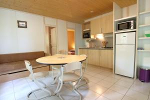 Chalets Chalet de 3 chambres avec piscine partagee jardin et wifi a Gravieres : photos des chambres