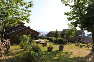 Chalets Chalet de 3 chambres avec piscine partagee jardin et wifi a Gravieres : photos des chambres