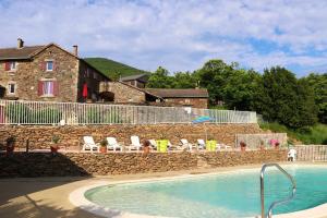 Chalets Chalet de 3 chambres avec piscine partagee jardin et wifi a Gravieres : photos des chambres