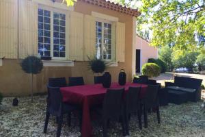 Maisons de vacances Maison de 4 chambres avec jardin amenage et wifi a Arles : photos des chambres