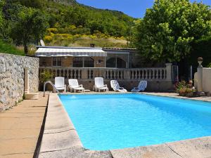 Maisons de vacances Charmante maison de vacances a La Roche-sur-le-Buis avec piscine : photos des chambres
