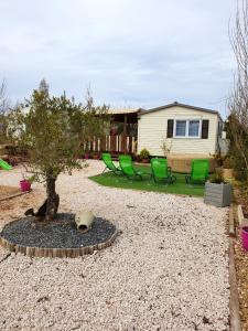 Maisons de vacances Bungalow de 2 chambres avec jacuzzi et jardin amenage a Hyeres a 1 km de la plage : photos des chambres