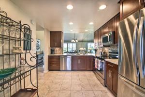 6 Mi to El Paseo Gem with Pool Access!