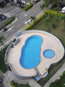 bello alojamiento con piscina