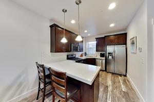 Two-Bedroom Townhouse room in Mountain Getaway - Rooftop Hot Tub Walk to Dining townhouse
