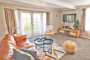2mins to lakefront Family Retreat