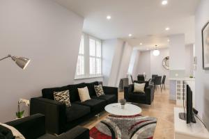 Deluxe Three-Bedroom Penthouse with Balcony room in Urban Chic - Shaftesbury
