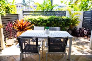 2 Bedroom Renovated Townhouse, Walk to Noosa River