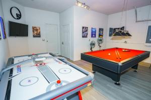 Spacious 6 Bedroom Getaway with Game Room - Private Pool and Spa - Resort Amenities - Perfect for Families & Groups