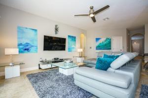 Spacious 6 Bedroom Getaway with Game Room - Private Pool and Spa - Resort Amenities - Perfect for Families & Groups