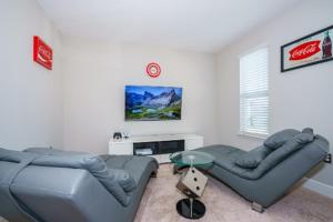 Spacious 6 Bedroom Getaway with Game Room - Private Pool and Spa - Resort Amenities - Perfect for Families & Groups