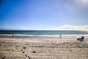 Sunny Hollywood Hideaway - 200 Feet to Beach!