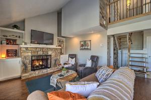 Townhome with Deck Less Than 1 Mi to Beech Mtn Resort!