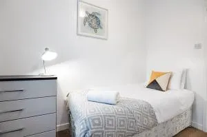 Perfect Location with Parking -Jersey Lodge - Port Tennant