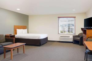 Standard Double Room with Sofa Bed - Smoking room in WoodSpring Suites Virginia Beach