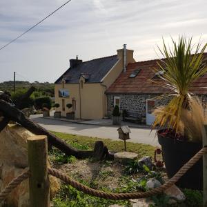 Maisons de vacances GITE 200 M BORD DE MER SUR GR34 : Maison de Vacances