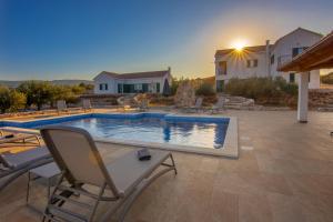 Villa Luisa Pucisca - 2 Häuser, 6 Schlafzimmer Insel Brac - Pool, Grill, Kamin, Tischtennis, Boccia