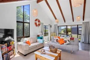 Coastal Charm - Waihi Beach Holiday Home - Athenree