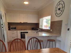 Cuddles Cottage, 4 Christmas Bush Avenue - air conditioned holiday house, 400 metres to Dutchies beach