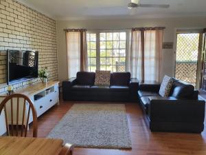 Cuddles Cottage, 4 Christmas Bush Avenue - air conditioned holiday house, 400 metres to Dutchies beach