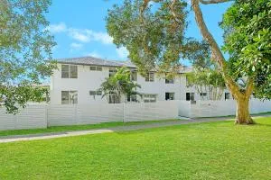 Sandy Feet 3-1 Main Street - Crescent Head