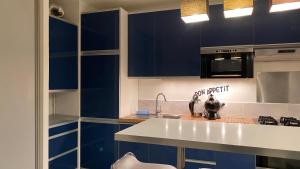 Azur, studio classé, climatisé, wifi, ascenseur, à 75 m de la plage