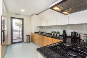 Privilege Apartment Wanseta with Rooftop Pool, Village Marina - Olhão