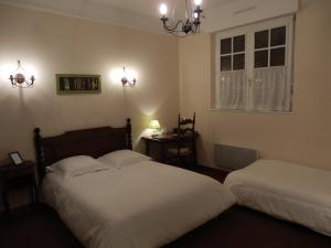 Hotels Logis Hotel De La Corniche : Chambre Triple