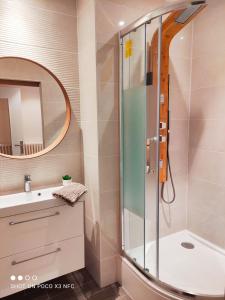 157m2, 4 chambres, 4 salles de bains, 2 WC, 2 parkings en hypercentre