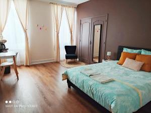 157m2, 4 chambres, 4 salles de bains, 2 WC, 2 parkings en hypercentre