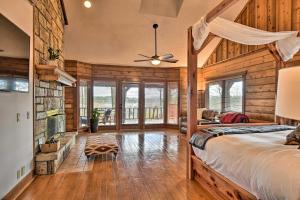 Holiday Home room in Hilltop Hot Springs Log Cabin with Hot Tub