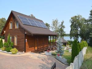 obrázek - A luxury home on the shore of the lake Living room with fireplace 2 bedrooms
