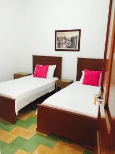 Casa Helga a dos cuadras de la Basílica, casa entera con jardín amplio, 6 habitaciones, 5 baños, cocina, comedor y sala de TV - Buga